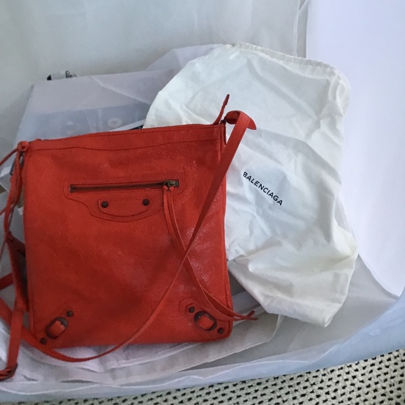 Balenciaga Classic Flat Crossbody in Red - Picture 4 of 6